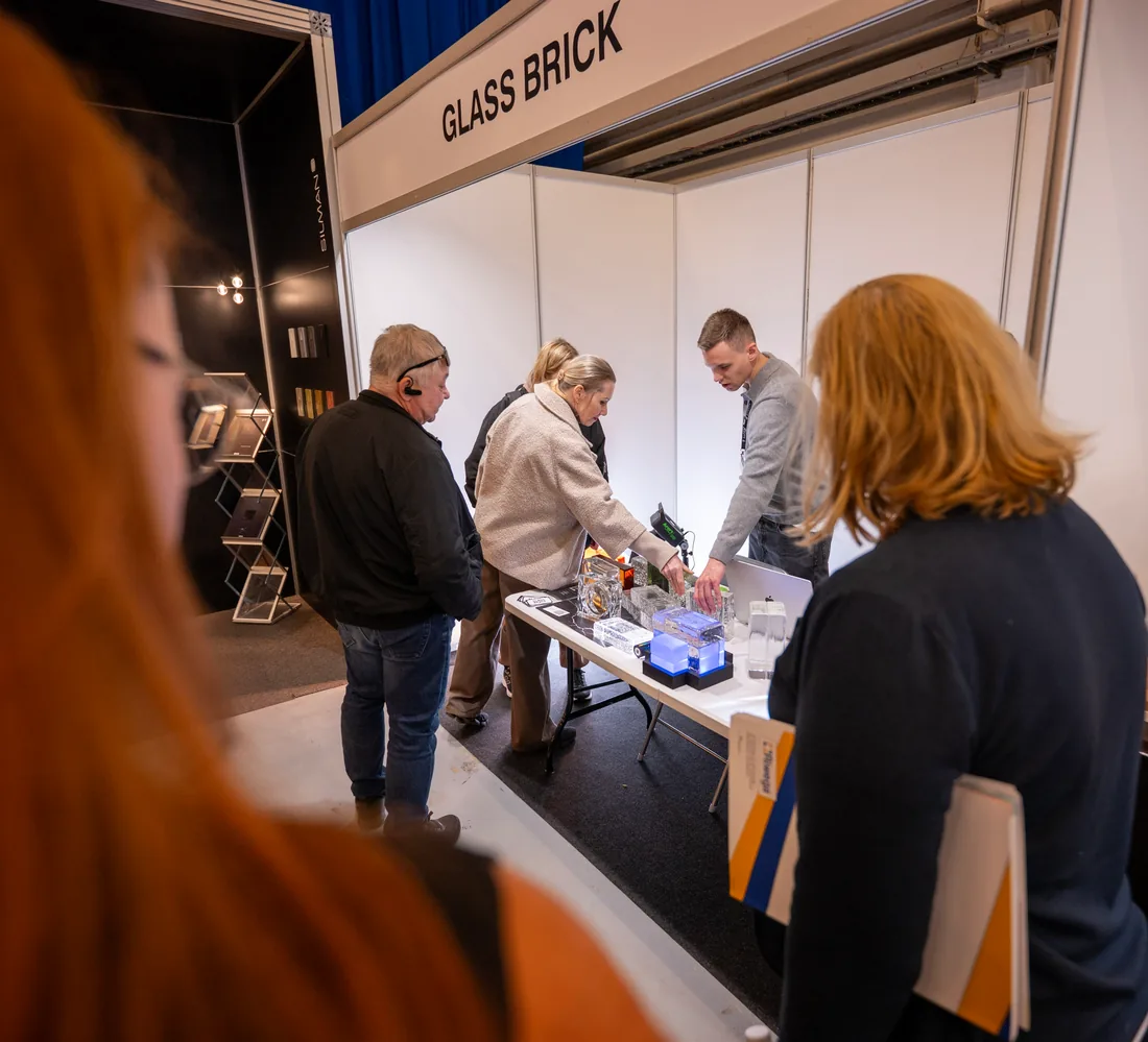 Glass Bricki väljapanek EstBuildi messil ja külastajad